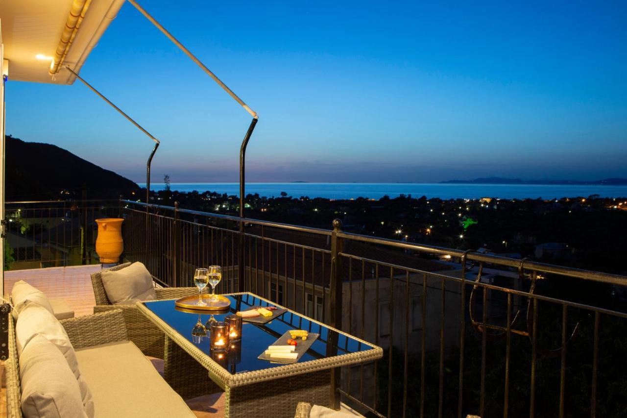 Dimitris - The House Experience Frinion